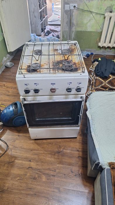 Газовая плита  состояние среднее всё  работает