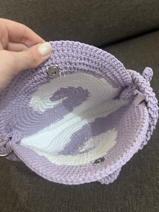 Ръчно плетена чанта в лилаво и бяло