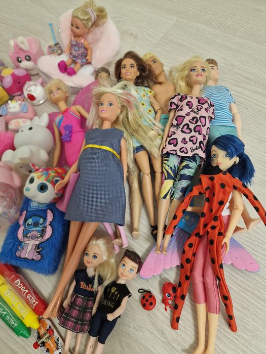 Lot jucarii ce se vede in imagini