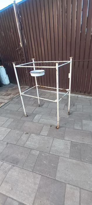 Mobilier medical vintage,cuiere,mese,scaune maternitate