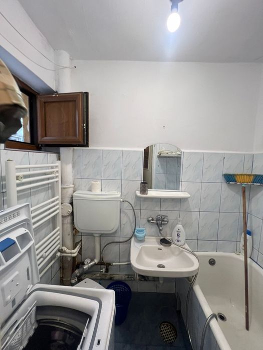 Vând apartament semidecomandat
