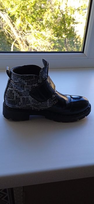 Продам осенние ботинки 37 размер, размер соответствует