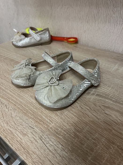 Продам детские туфли