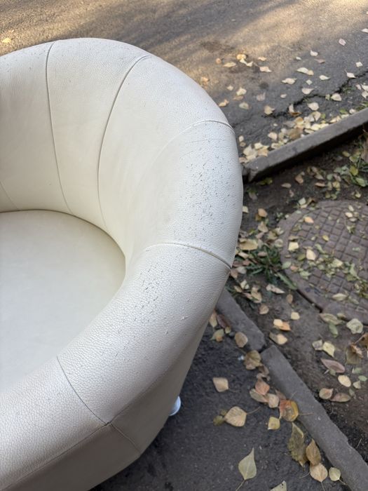 Белое кожаное кресло