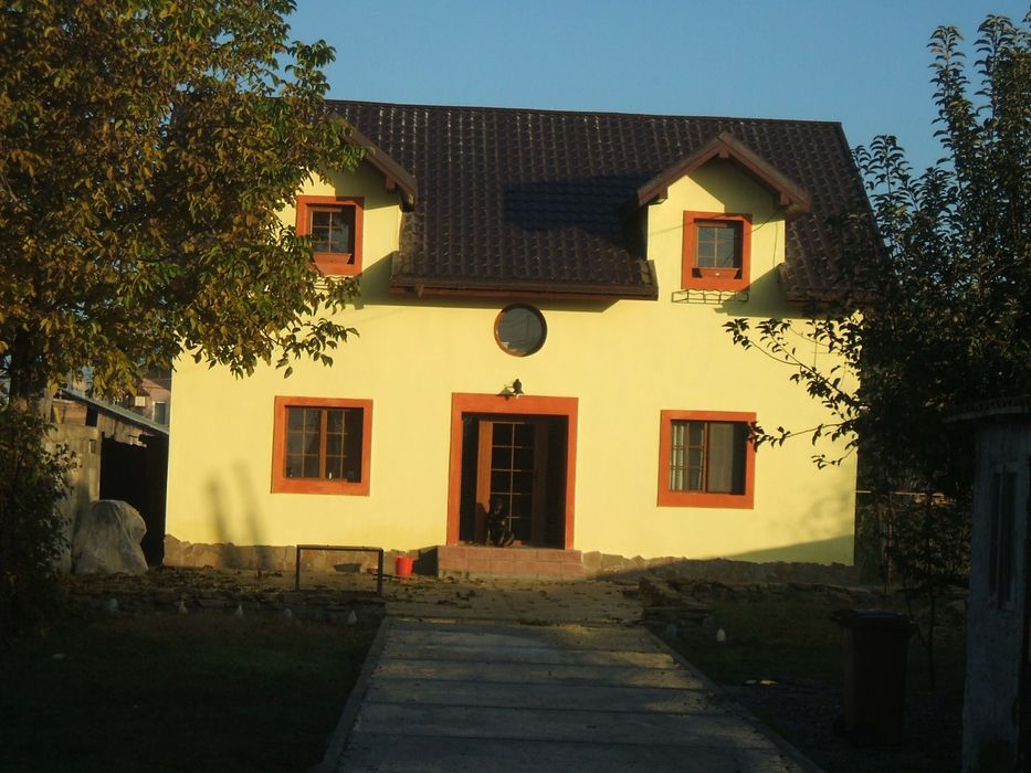 Vind   casa 200mp și 800 mp teren  ,anexe 100mp        fara agentii