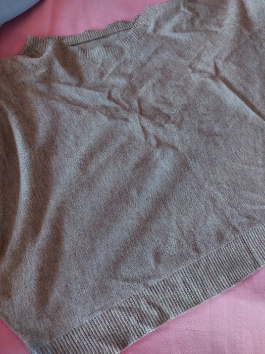 Бежевая кофта с короткой длиной