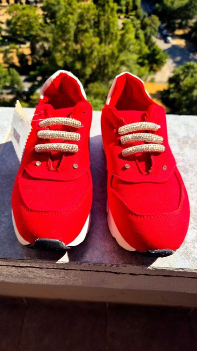 Обувки маратонки червени, с етикет