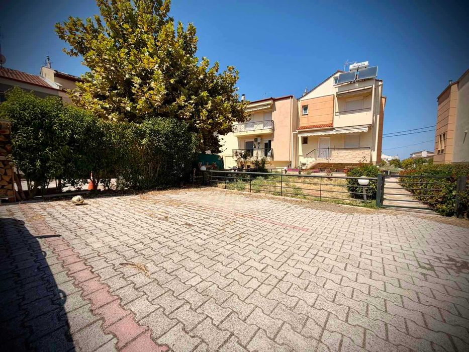 Продава се триетажна къща 180 кв.м. в Неои Епиватес, Солун. 300 метра от морето