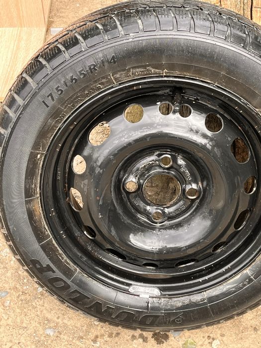 De vanzare Roată jantă tablă 14" cu anvelopă iarnă Dunlop 175/65 R14 82T