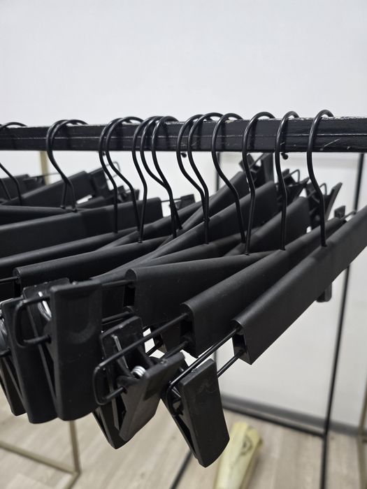 Высокие вешалки для одежды