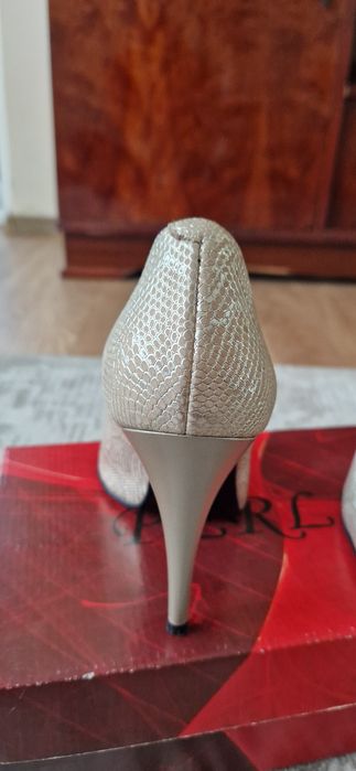 Vând pantofi eleganți din piele