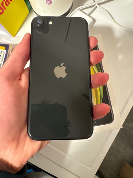 Iphone se 2020 128gb Черен. Батерията е за смяна.
