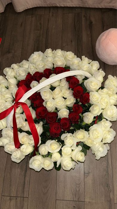 корзина с буквой D, белые розы