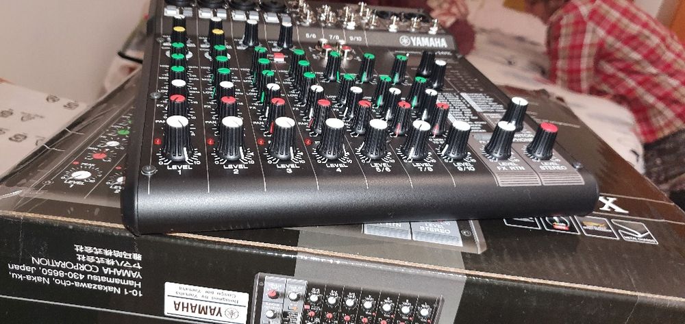 VÂND MIXER AUDIO – NOU
Mixer Yamaha MG10X – NOU, nefolosit
Mixer pr