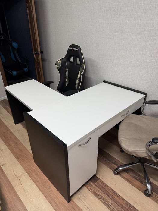 Офисный стол в хорошем состоянии