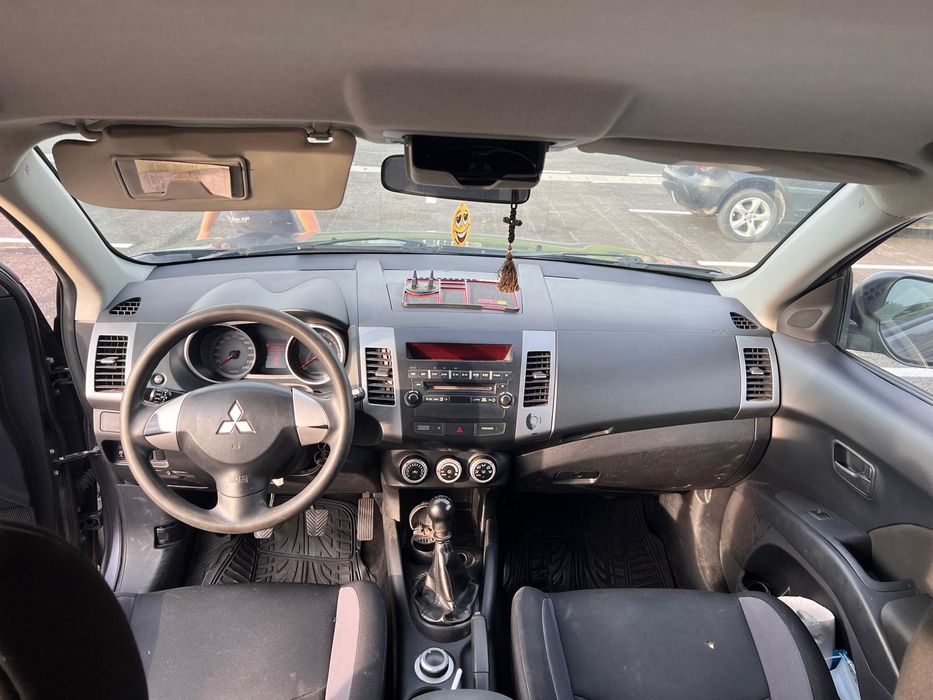 Vând Mitsubishi Outlander