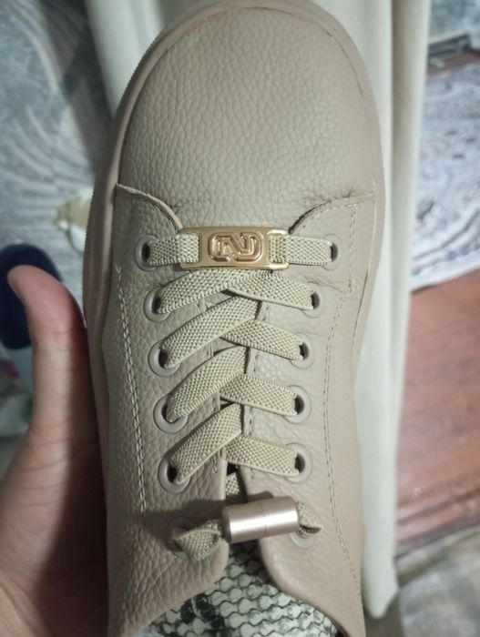 Продам кожаные кроссовки