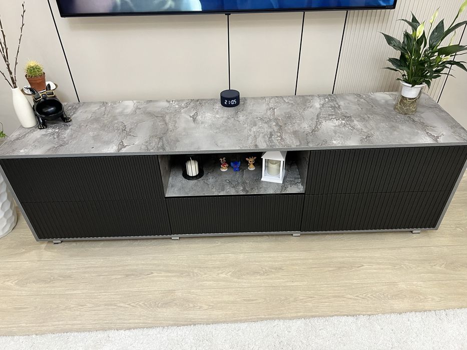 Продам вместительную тумбу ТВ