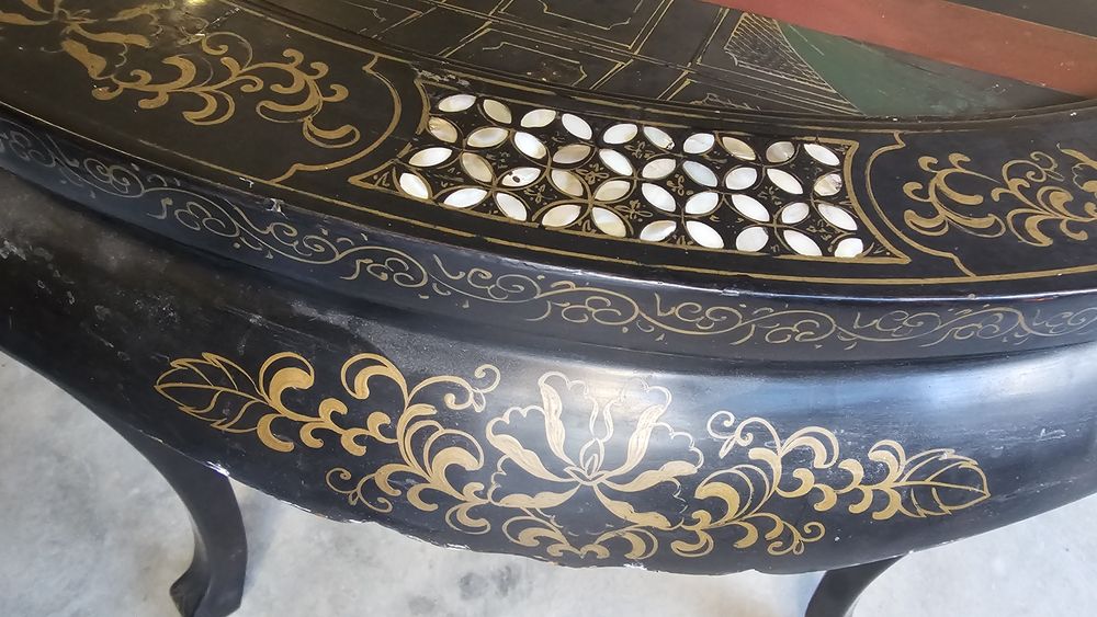 Черна азиатска антикварна маса за всекидневна с релефна сцена.