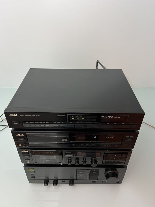 Linie Akai deck GX-32, amplificator AM-32, CD-32, tuner AT-52