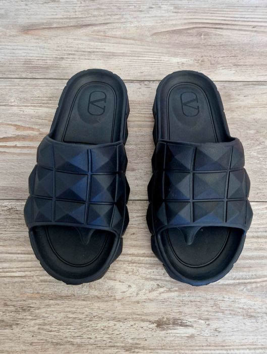 Papuci Valentino Garavani 
Material: gumari lejeri și moale
Măsuri: 
3