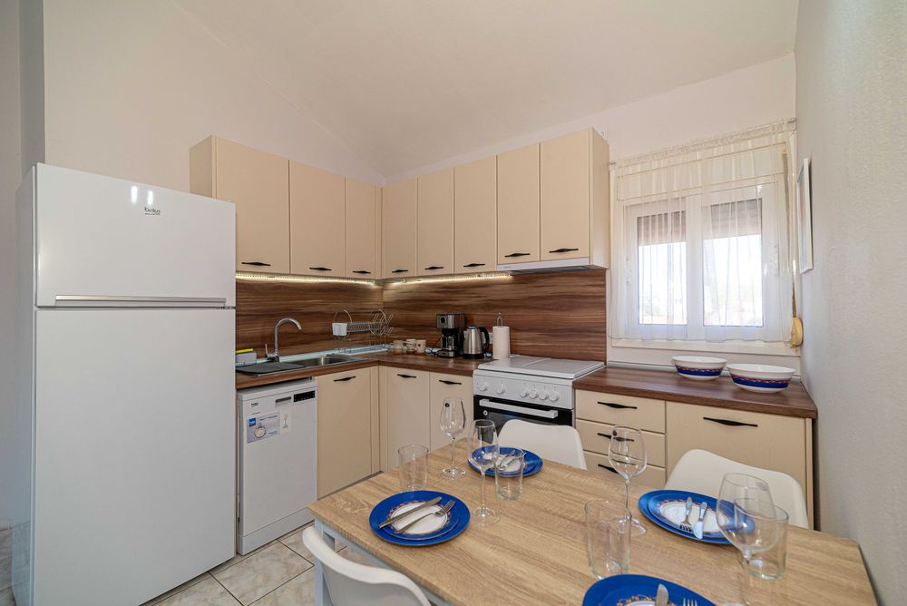Почивка в Керамоти: 2 Апартамента във вила (капацитет: 12-14 човека)