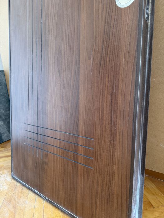 Блиндирана входна врата