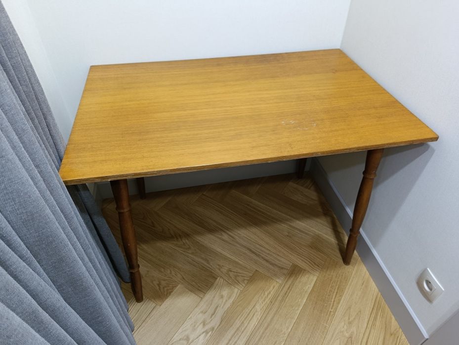 Стол обеденный. Дерево.