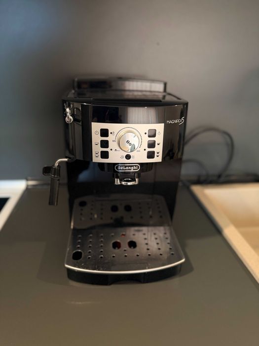 DeLonghi Magnifica S — в отлично състояние, обслужена