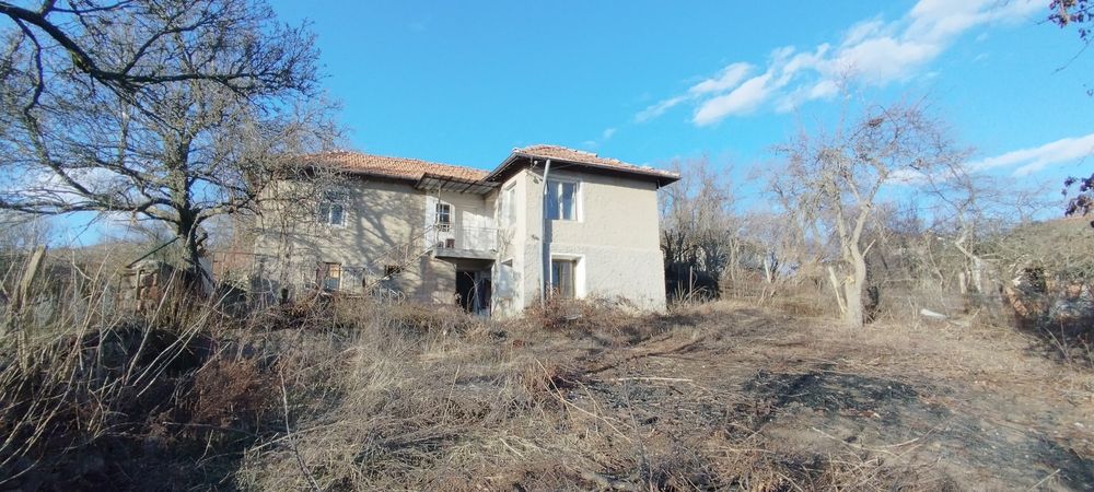 Продава се двуетажна къща в село Садовик, област Перник