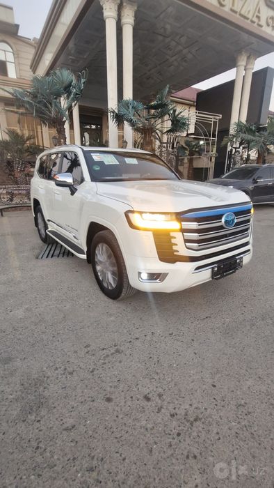 Toyota  Land Cruser 300 VXGR 7 местаЯПОНКА  2024 ЙИЛ   ФУЛ ПАЗИтсияси