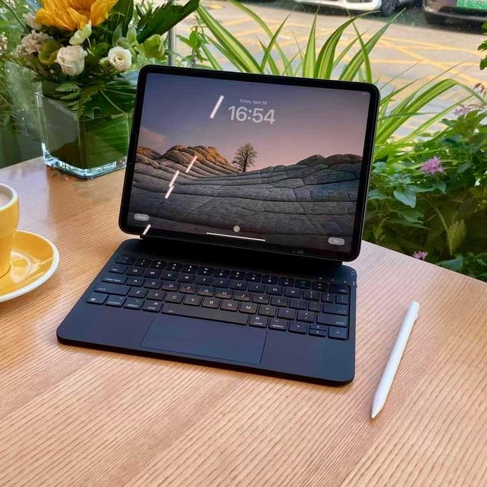 Магнитен калъф с клавиатура за iPad 10-то, 11-то поколение A16 2025