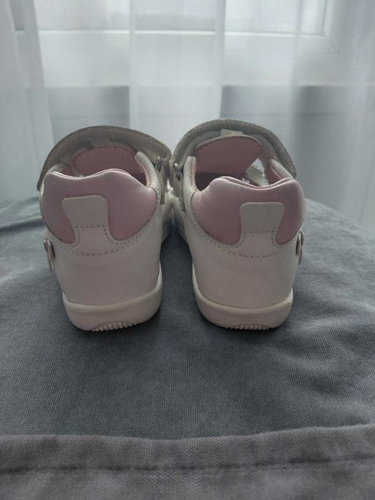 Бели кожени сандали с розови панделки 26 и 25 н