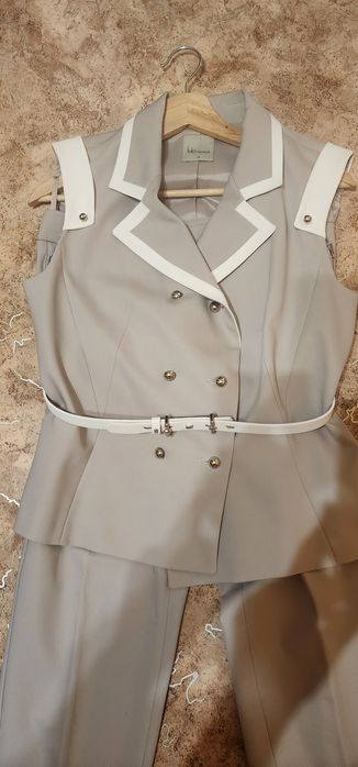 Стильный брючный костюм