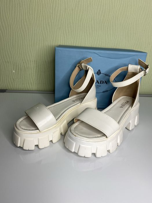 Женскик босоножки на платформе