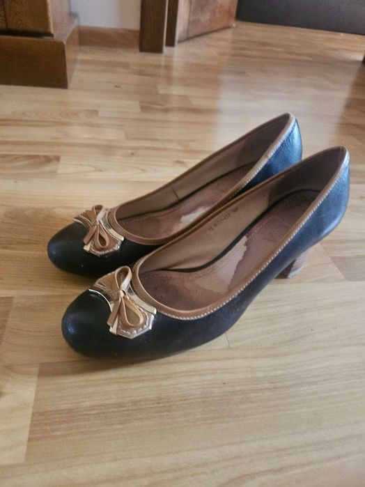 Vând pantofi eleganți din piele