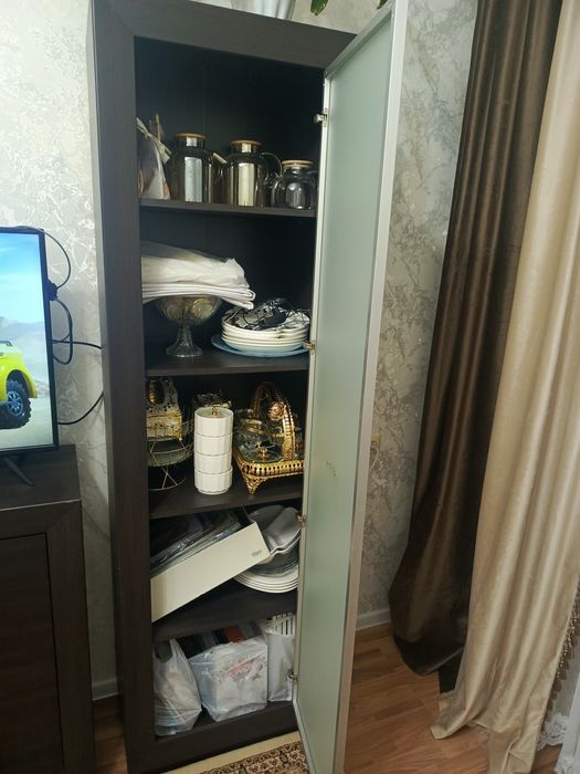 Продам сервант, тумбу