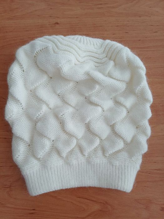 Бяла шапка с 35% ангора