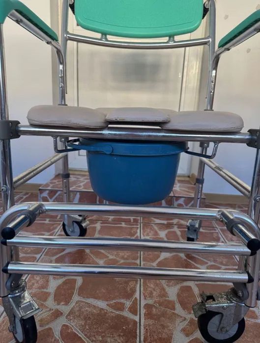 Carucior cu rotile tip scaun toaleta WC - persoane cu dizabilități