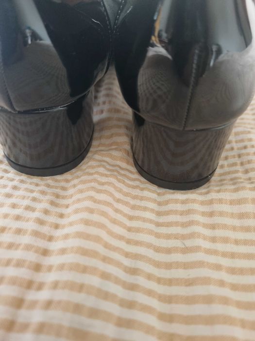 Pantofi negrii c combinatie piele cu lac