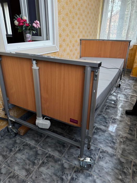 Vând pat medical , pentru persoane cu dezabilitati . Patul este electric