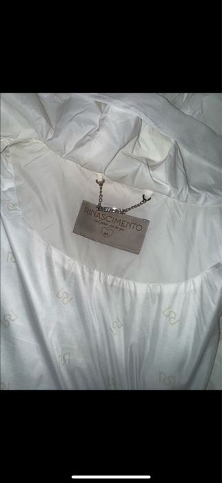 Белая длинная безрукавка