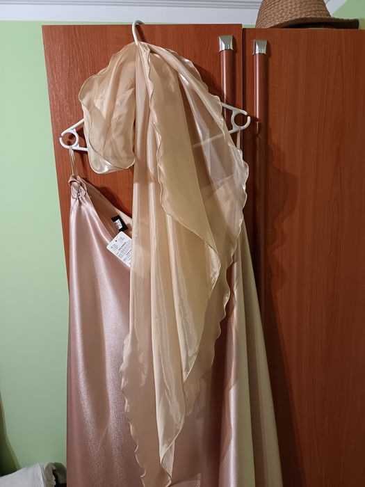 Rochie din satin și bluza din sintetic