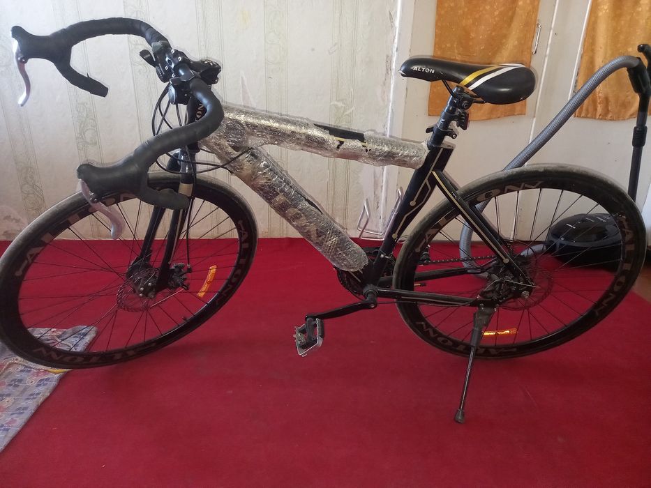 Velosiped yangiday bi ikki marta minilgan shundan keyin uyda turibdi.