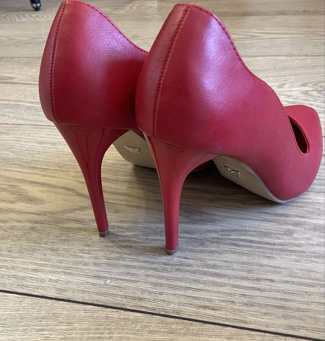 Червени обувки на висок ток