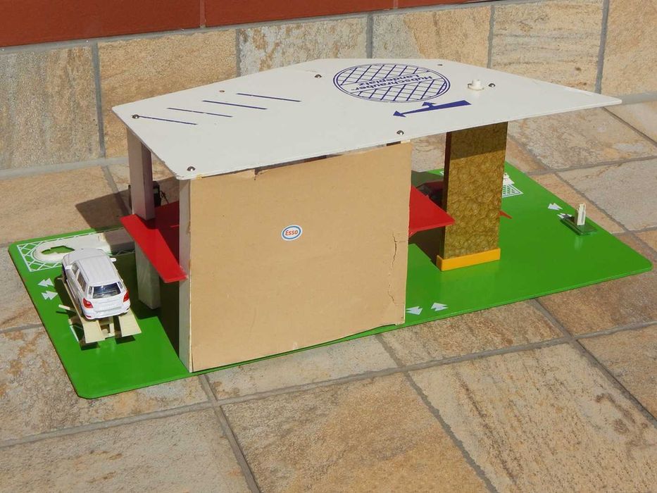 Macheta diorama service garaj cu 2 elevatoare, parcare si heliport