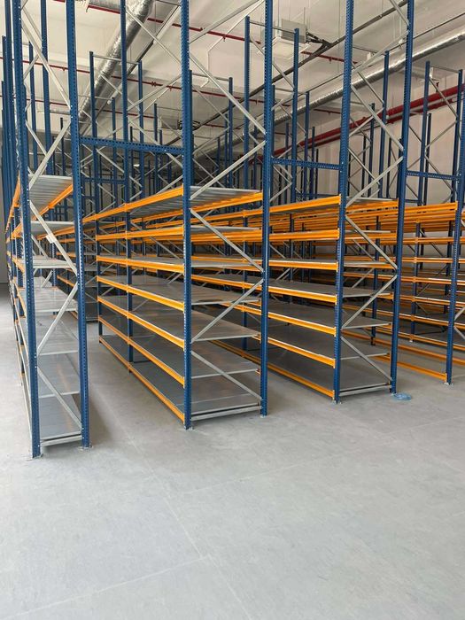 Двуетажен стелаж среднотежки стелажи максимум пространство.