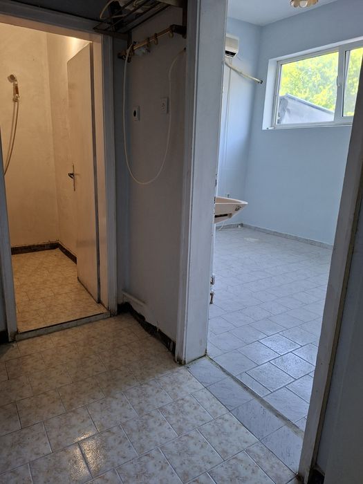 Помещение под наем със санитарен възел.