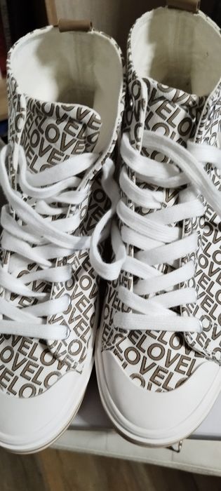 Високи кецове 39 номер.Нови.22лв.