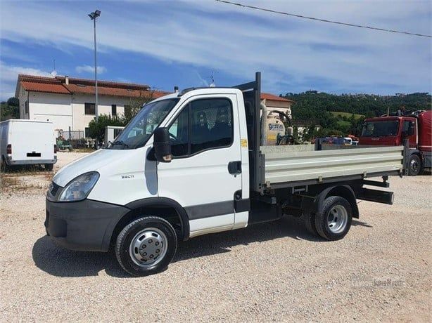 Inchiriez/Pun la dispozitie autobasculante 3,5t